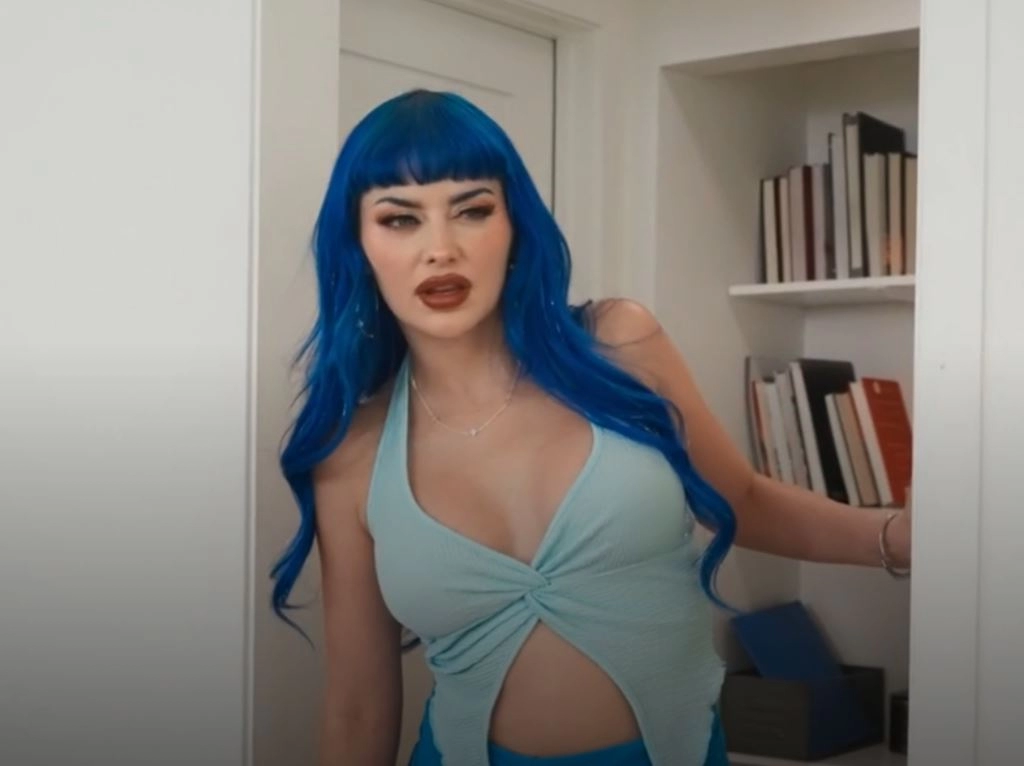 Jewelz Blu (This Ass, Your Phone, You Choose) [BrazzersExxtra]